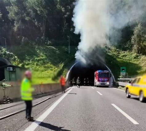 Tragedia In Galleria Camion In Fiamme Sull A Nel Sud Delle Marche