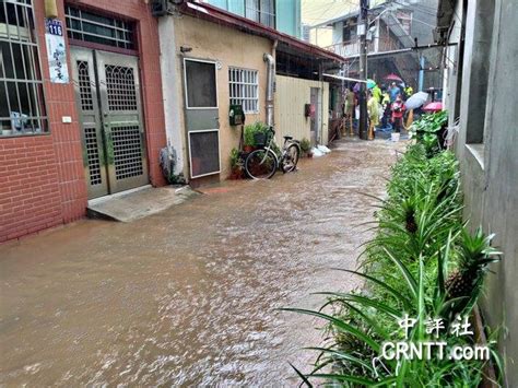 防灾政治学 台中水淹民宅卢秀燕涉水勘灾