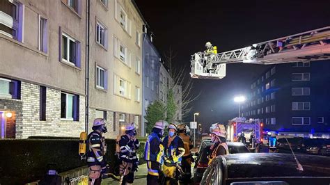 Essen Brand In Mehrfamilienhaus Bewohner Aus Dichtem Rauch Gerettet