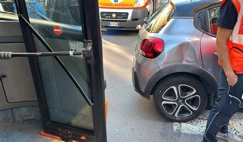 Scontro Tra Un Bus Carico Di Passeggeri E Un Furgone Nove Feriti