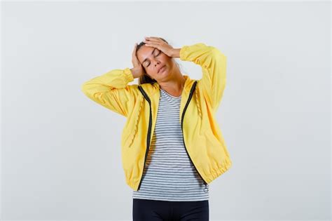 Mujer Joven Posando Con Las Manos En La Cabeza En Camiseta Chaqueta Y