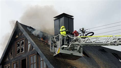 Gro Er Feuerwehr Einsatz In Wenden Verletzte Bei Brand In Mehrfamilienhaus