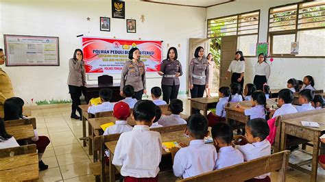 Polwan Polres Toraja Utara Bagikan Buku Bacaan Dan Buku Tulis Dukung