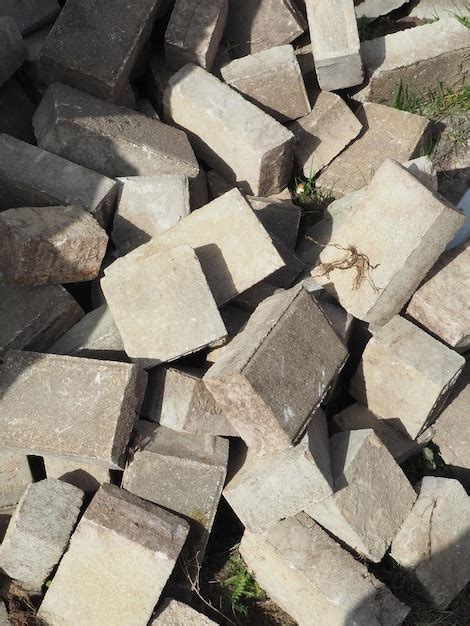 Un Mont N De Bloques De Cemento Con Hierba Verde En El Fondo Foto