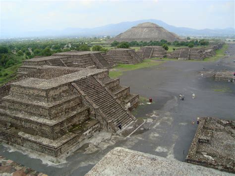 Teotihuacan vista hacia Pirámide del Sol desde la cima Pirámide de