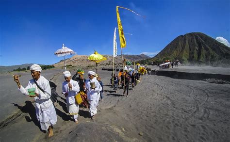 Suku Tengger Asal Sejarah Kepercayaan Bahasa Adat Budaya