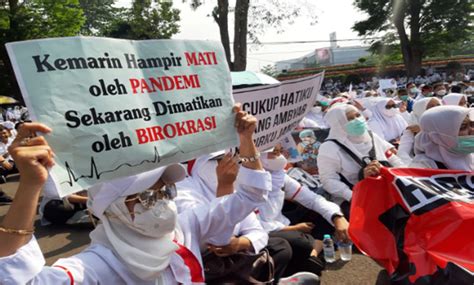 Ribuan Honorer Geruduk Kantor Ridwan Kamil Tuntut Bisa Diangkat Jadi