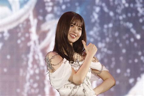 乃木坂46齋藤飛鳥卒業コンサート 仲良し・3代目キャプテンの梅澤美波と熱い抱擁― スポニチ Sponichi Annex 芸能