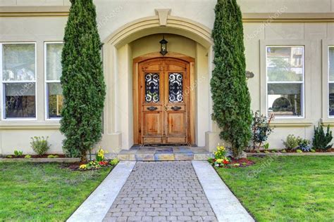 Porche De Entrada De Casa De Lujo Con Pasarela — Fotos De Stock