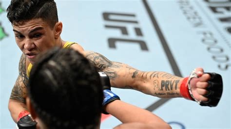 Jéssica Bate Estaca bate recorde de lutas no UFC nocaute brutal