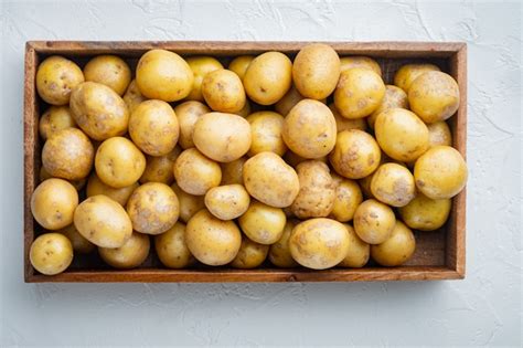 Conjunto De Patatas Baby Frescas Sin Pelar En Caja De Madera Sobre