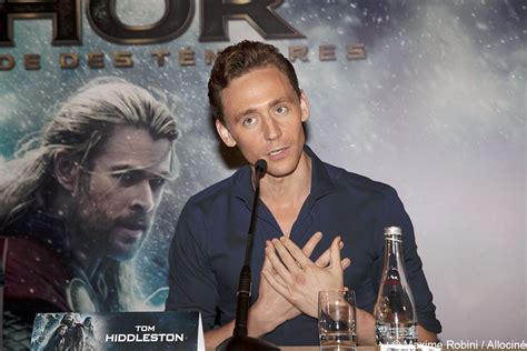 Foto De Tom Hiddleston Thor O Mundo Sombrio Revista Tom Hiddleston