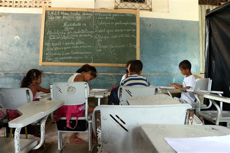 Alunos Assistem A Aulas Debaixo De Lonas E Sem Merenda Na Para Ba