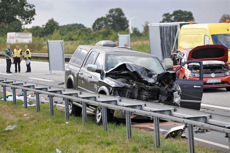 Schwerer Unfall auf A20 bei Rostock Frau und Mädchen sterben 1 1