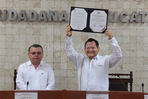 Joaquín Díaz Mena recibe constancia de gobernador electo de Yucatán