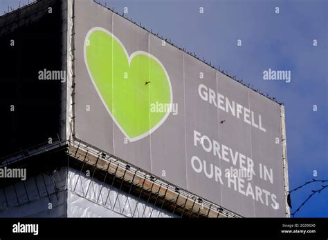 La Lona Cubre La Concha Quemada De La Torre Grenfell Con El Corazón Verde Que Se Convirtió En