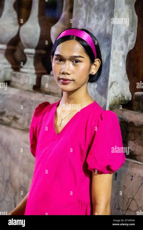 Une jeune belle fille philippine habillée avec élégance pose pour la