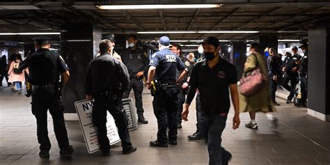 Luomo Sospettato Della Sparatoria Nella Metropolitana Di New York è