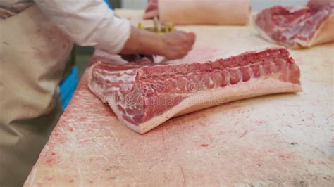 Carnicero Irreconocible Cortando Pieza De Carne En Transportador