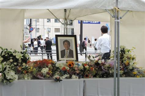 写真：安倍元首相銃撃から1年で奈良の現場に献花台 荻田義雄県議が当時の状況語る 東スポweb