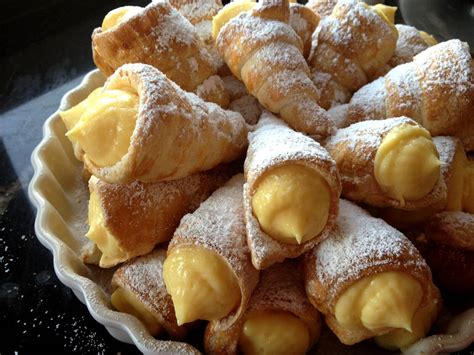 Conos O Canutillos De Hojaldre Rellenos De Crema Pastelera Sin Lactosa