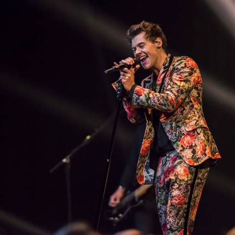 Harry Styles Il Ritorno Ecco Lights Up La Nuova Canzone Amica