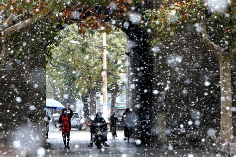 Videó Nyíregyházán már szakad a hó de az ország más részein is havazik