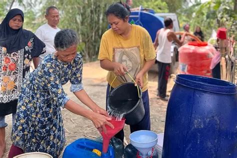 Bri Cilacap Salurkan Air Bersih Untuk Atasi Kekeringan Akibat Kemarau