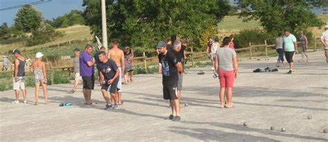 Saint Just en Bas 58 doublettes au concours de pétanque