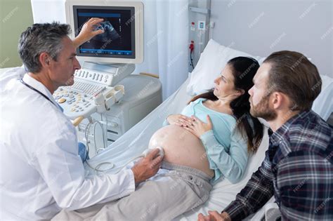 Premium Photo Doctor Doing Ultrasound Scan For Pregnant Woman In Hospital