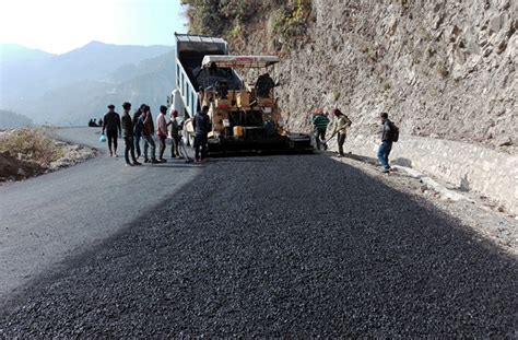 पर्वतमा यस वर्ष २० किलोमिटर सडक कालोपत्र गरिँदै समाचार