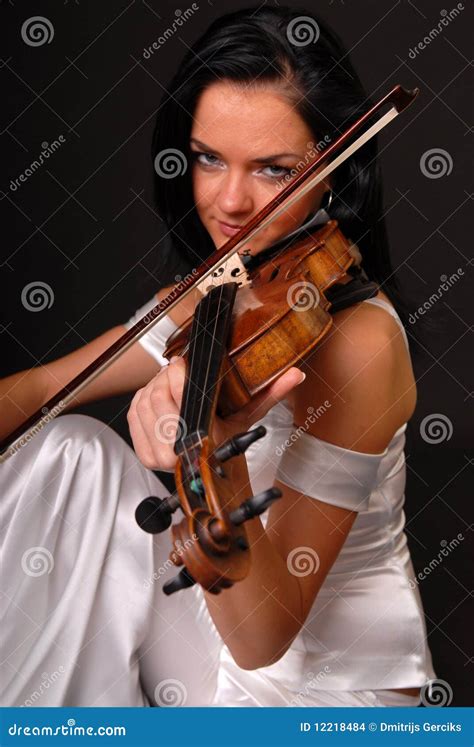 Verticale De Charme De Femme Sexy Jouant Le Violon Photo Stock Image