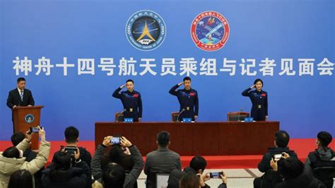 Les taïkonautes de Shenzhou 14 rencontrent la presse après leur