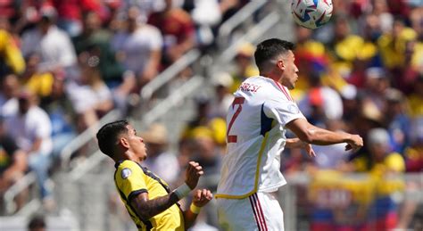 Venezuela vira sobre o Equador e estreia vitória na Copa América