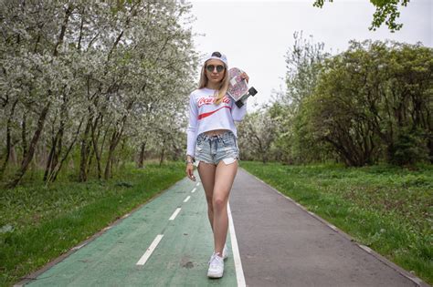 Fondos De Pantalla Mujer Rubia Shorts De Jean Patineta Morena