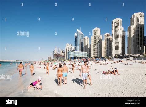 Belebten öffentlichen Strand am Jumeirah Beach Resort JBR im Marina