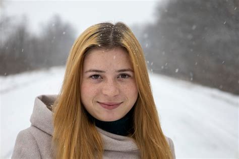 Retrato De Una Chica Pelirroja Con Pecas En La Cara Con Fondo De Nieve