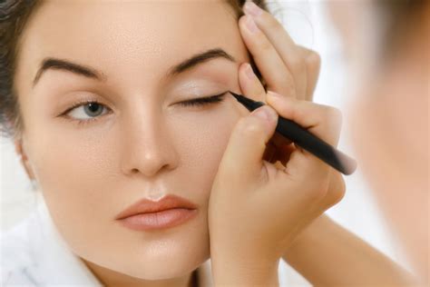 9 Eye Makeup Tips To Enhance And Elongate Remediya