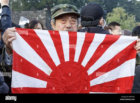 Tokio Jap N Dec Un Hombre Muestra Una Bandera De Guerra Del