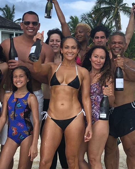 Jennifer Lopez celebró sus 49 años en bikini y sin maquillaje Infobae