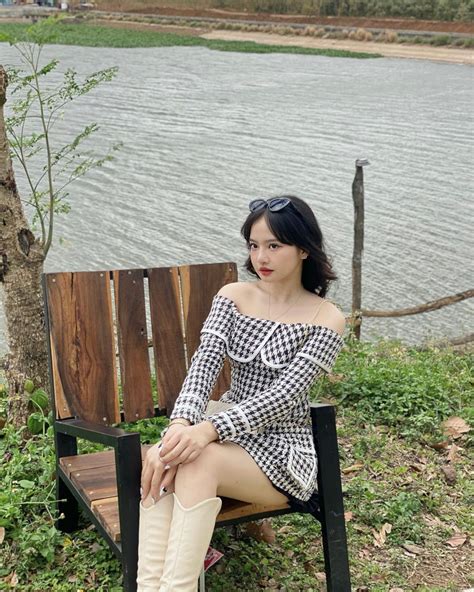 Hot girl trường Kinh tế chuẩn con nhà người ta Xinh đẹp lại học giỏi