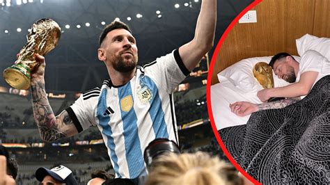 ¡el Sueño De Un Campeón Messi Duerme Con La Copa Del Mundo