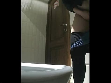 Chicas y mujeres muestran sus coños afeitados en el baño MOV 98 XVIDEOS
