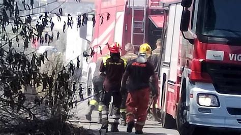 Pomezia Incendio In Via Laurentina Traffico In Tilt