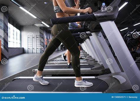 Jovem Mulher Que Corre Na Escada Rolante No Gym Imagem De Stock