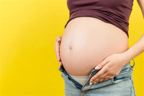 Premium Photo Close Up Of Pregnant Woman In Unzipped Jeans Showing