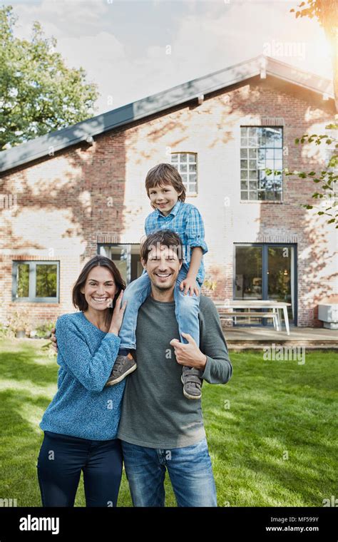 Happy family hi-res stock photography and images - Alamy