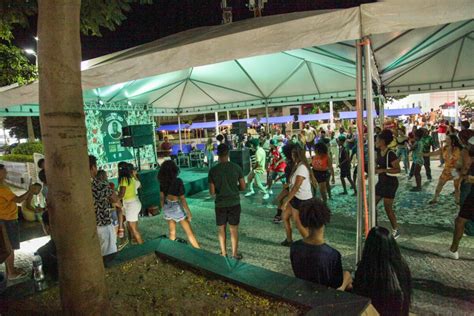 Baile Charme Bota O P Blico Para Dan Ar Na Pra A Porto Rocha Durante A