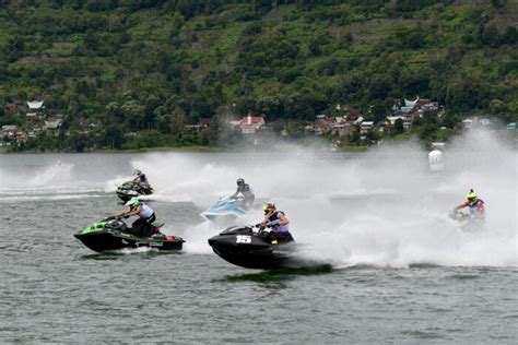 Ribuan Wisatawan Nonton Aquabike World Championship Di Danau Toba