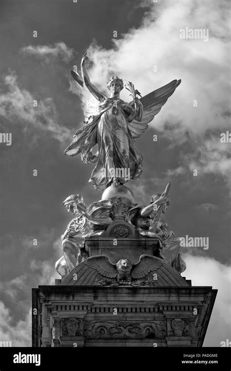 Victoria Memorial London Buckingham Palace Stock Photo Alamy